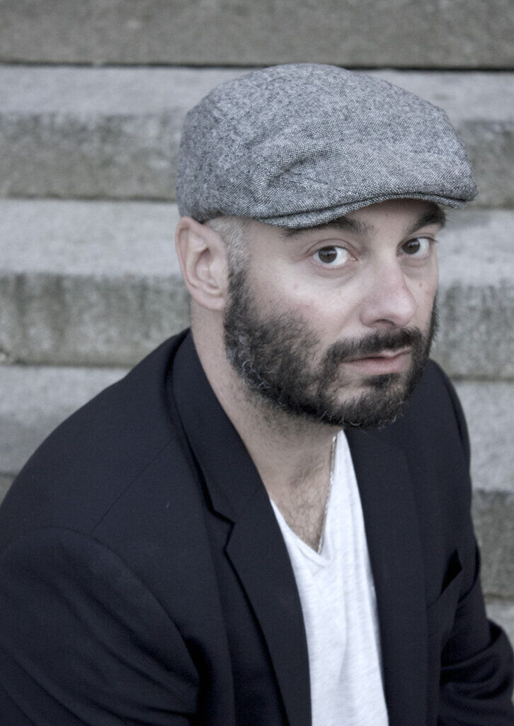 NICOLAS KOLOVOS - Dramatiker hos Colombine Teaterförlag